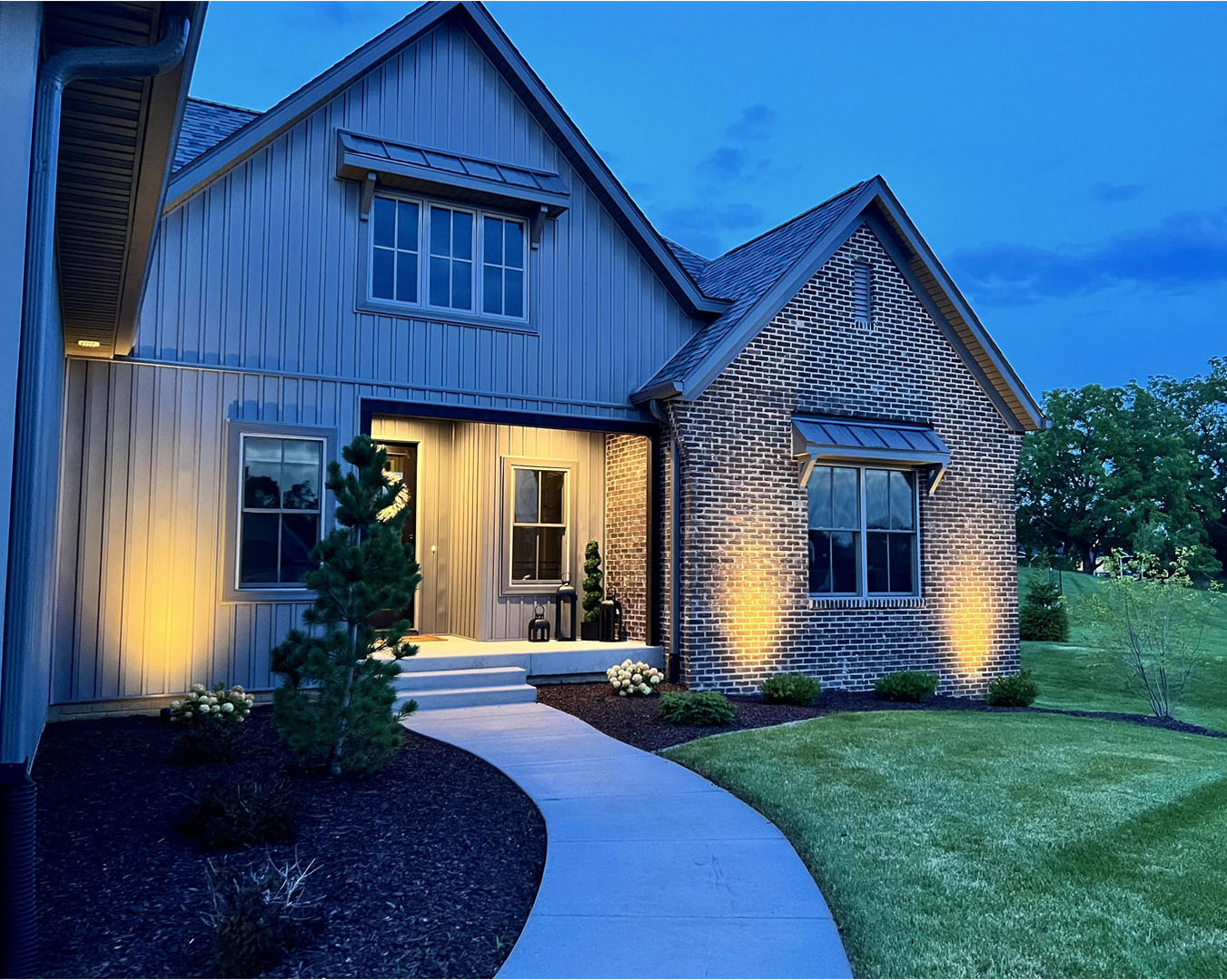 5077 Oak Rdg Court Bettendorf, IA 52722 - Photo 2 of 35 a front view of a house with garden