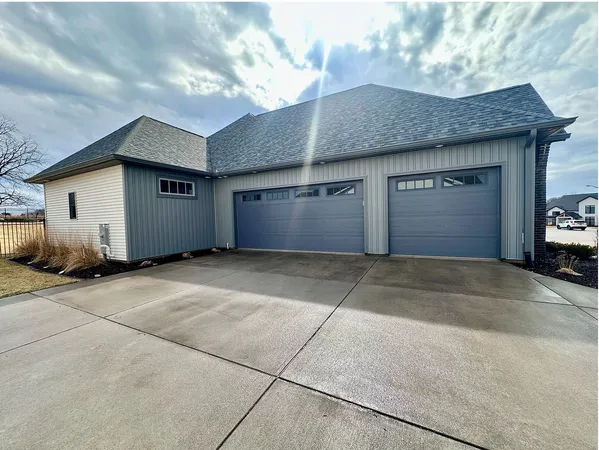 $1,175,500 | 5077 Oak Rdg Court, Bettendorf, IA 52722