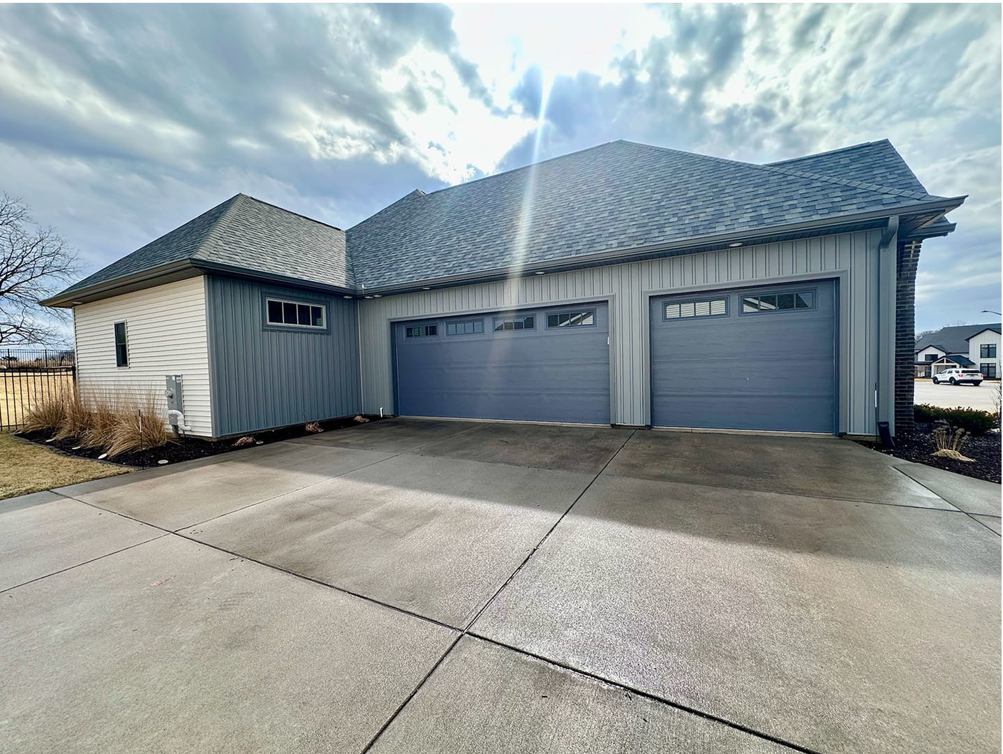 5077 Oak Rdg Court Bettendorf, IA 52722 - Photo 3 of 35 a front view of a house
