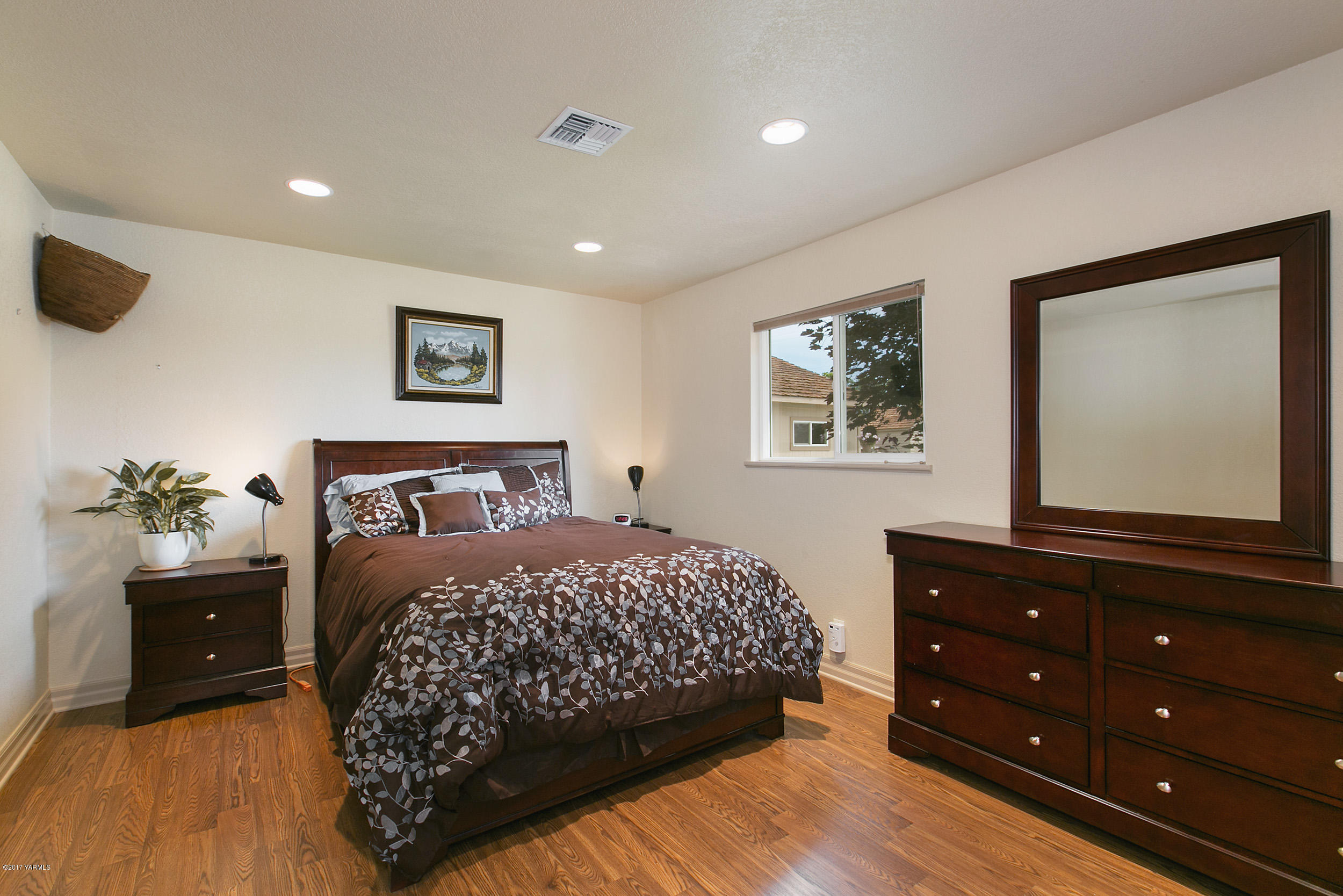 370 Blue Goose Road Zillah, WA 98953 - Photo 15 of 31 a bedroom with a bed and a dresser