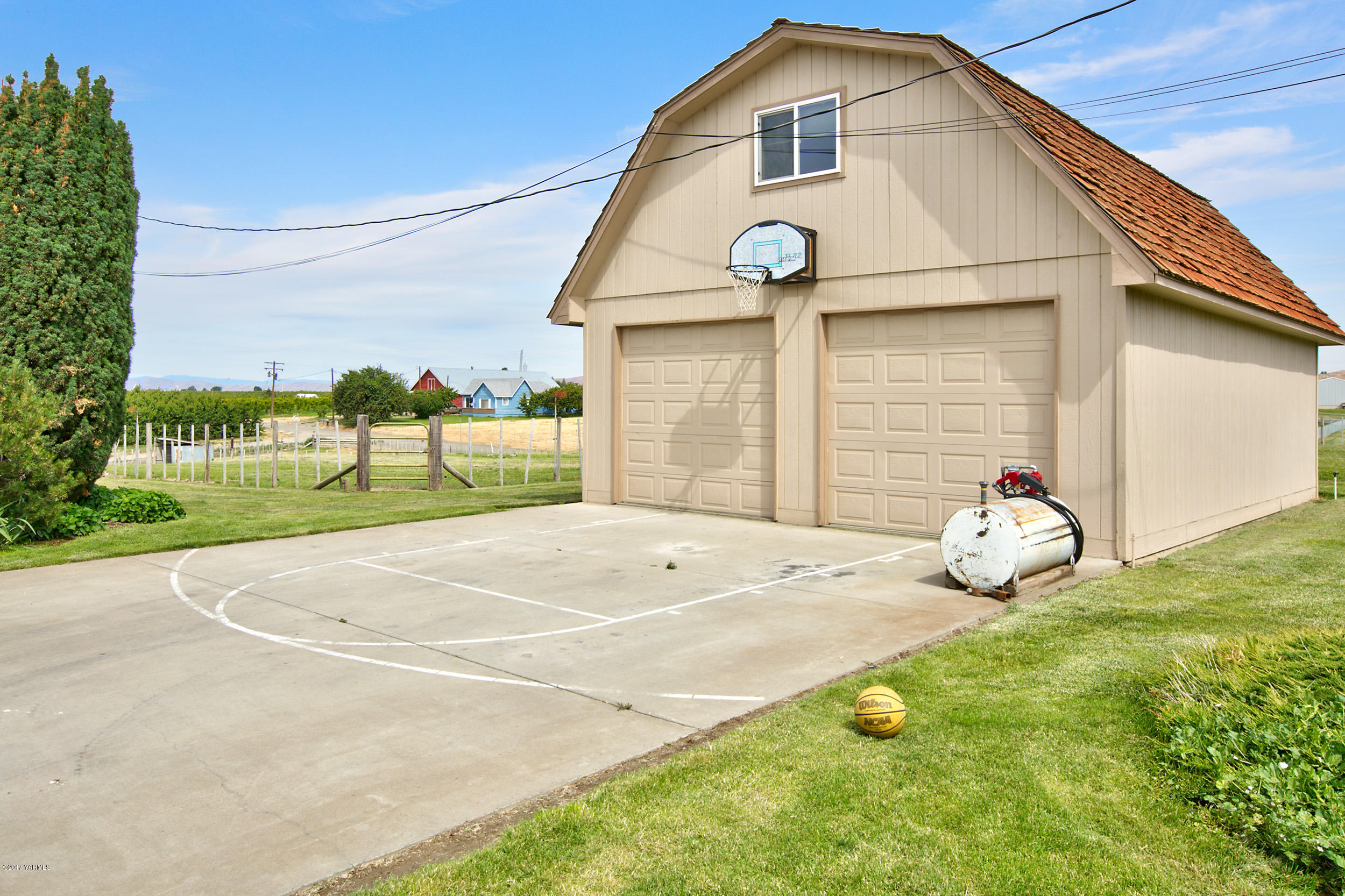 370 Blue Goose Road Zillah, WA 98953 - Photo 20 of 31 a front view of a house with garden