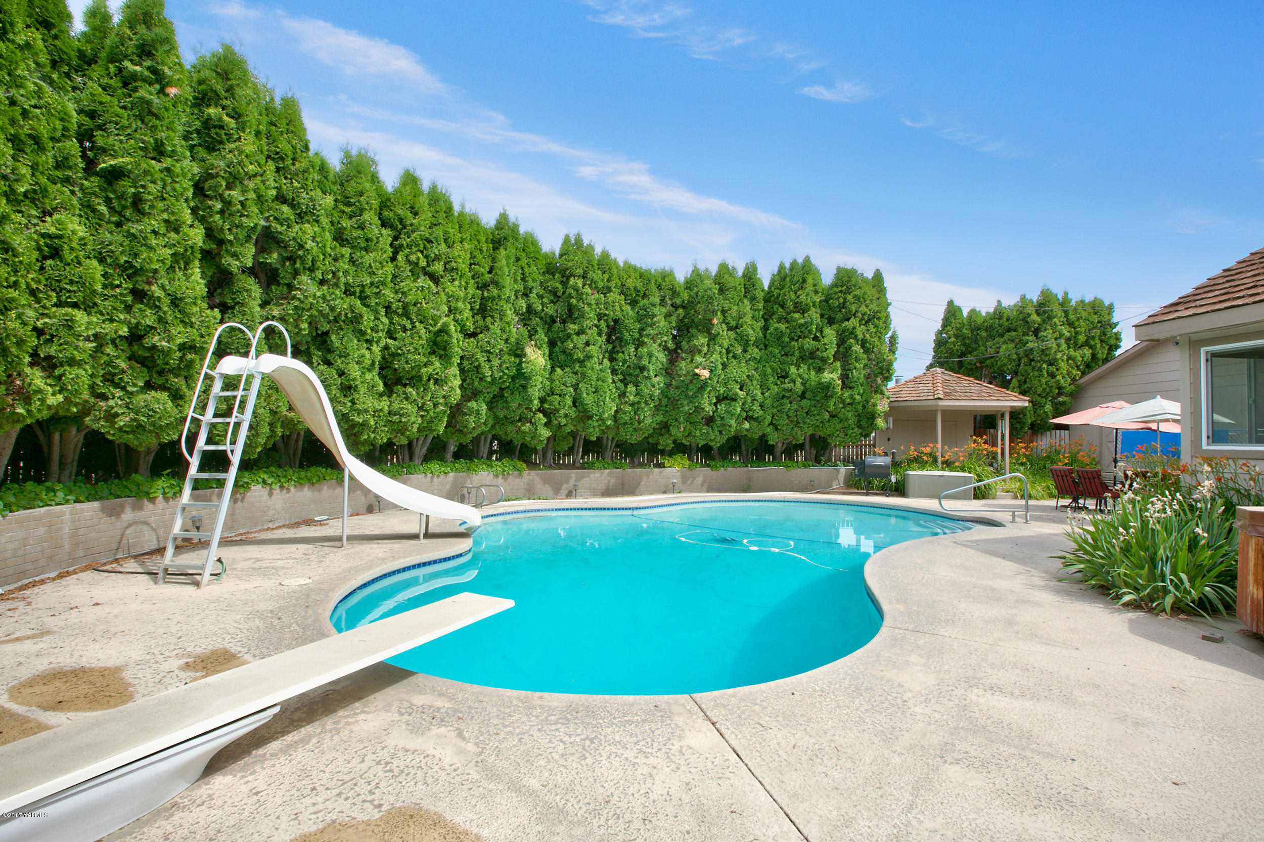 370 Blue Goose Road Zillah, WA 98953 - Photo 21 of 31 a view of a swimming pool with a patio