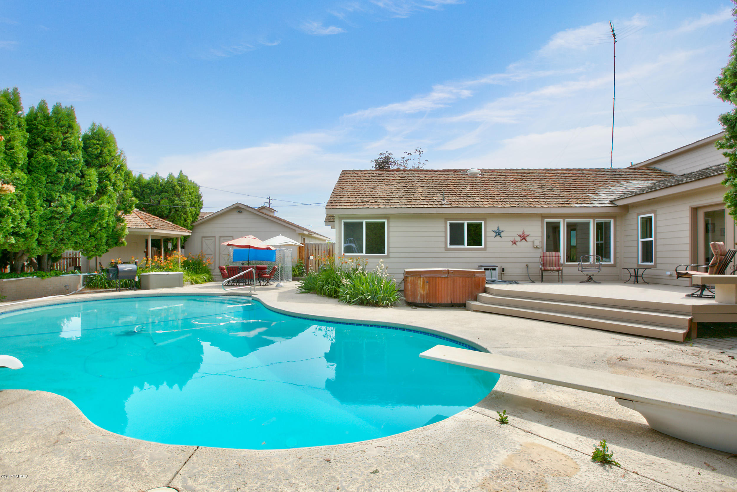 370 Blue Goose Road Zillah, WA 98953 - Photo 22 of 31 a view of house and outdoor space