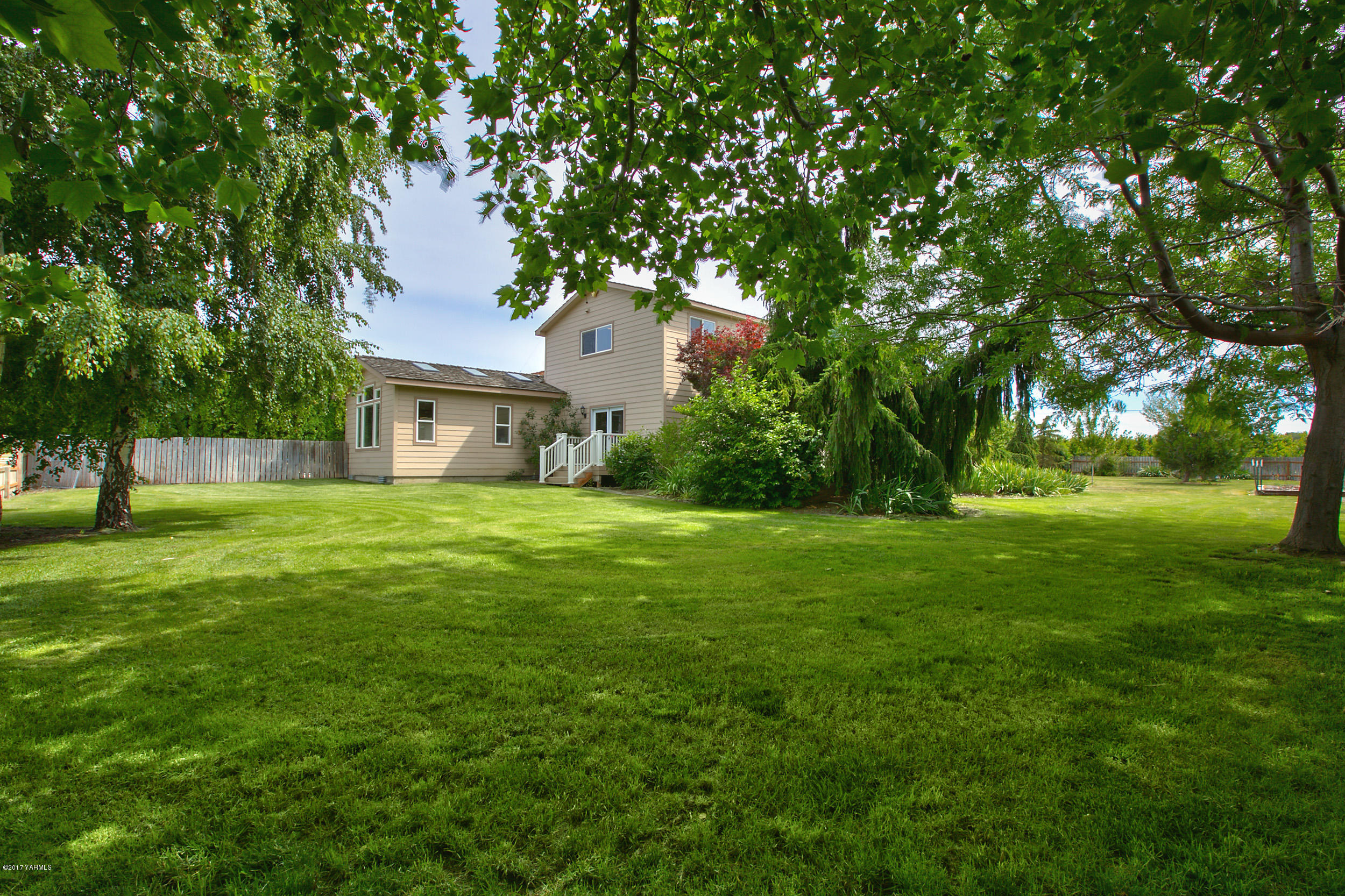 370 Blue Goose Road Zillah, WA 98953 - Photo 27 of 31 a view of a house with a big yard