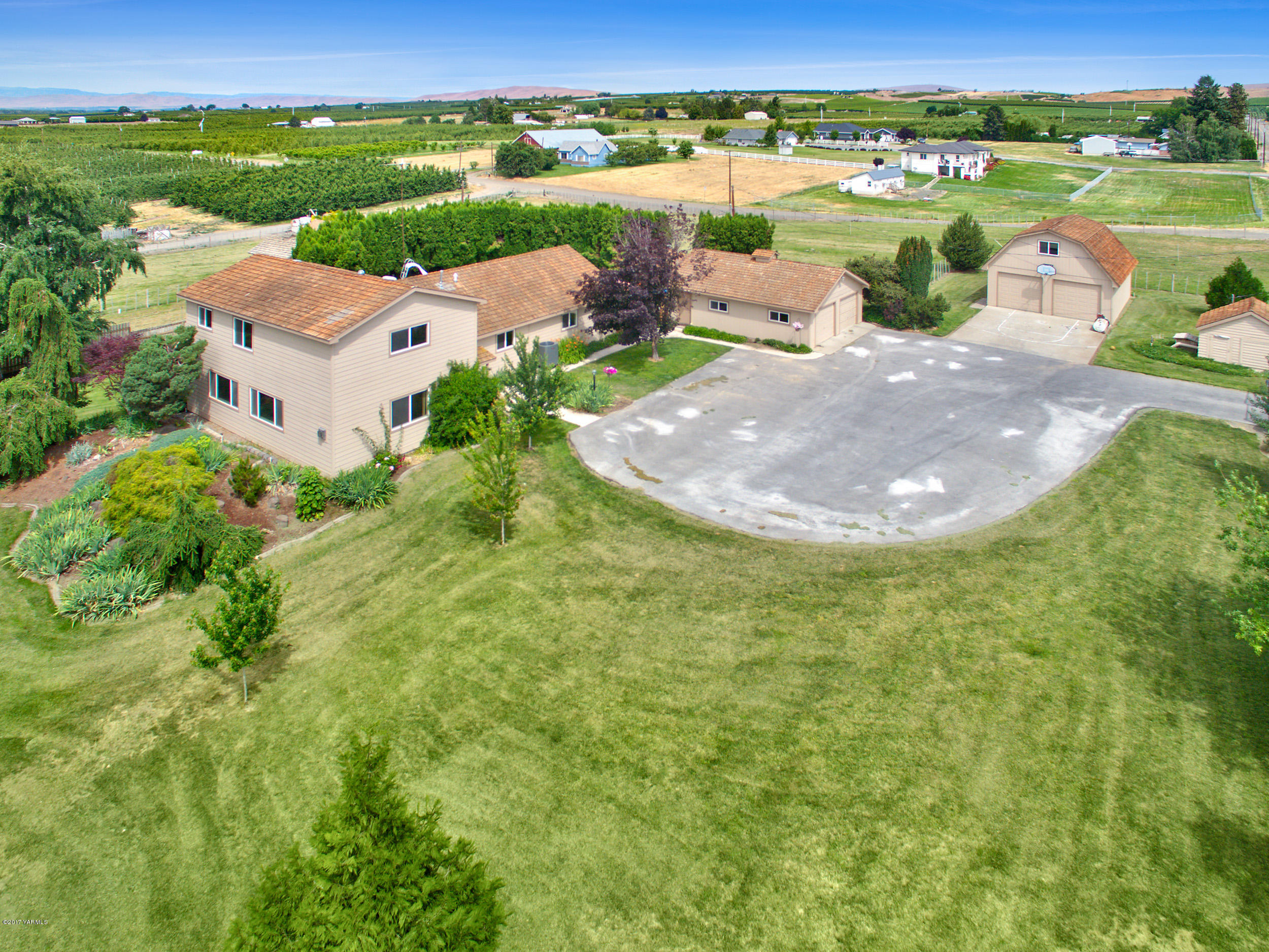 370 Blue Goose Road Zillah, WA 98953 - Photo 30 of 31 an aerial view of a house with outdoor space and lake view