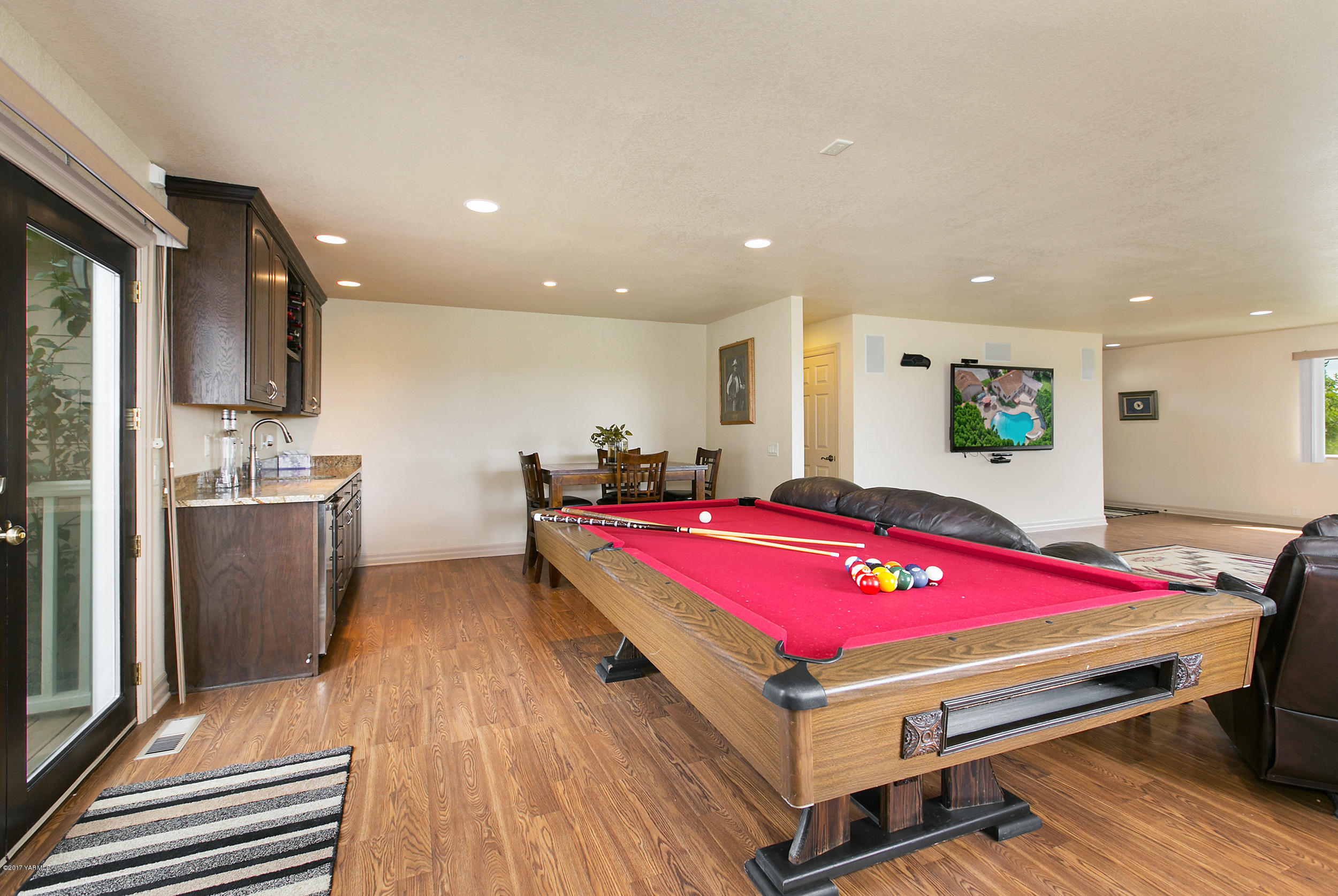 370 Blue Goose Road Zillah, WA 98953 - Photo 4 of 31 a room with furniture and kitchen view