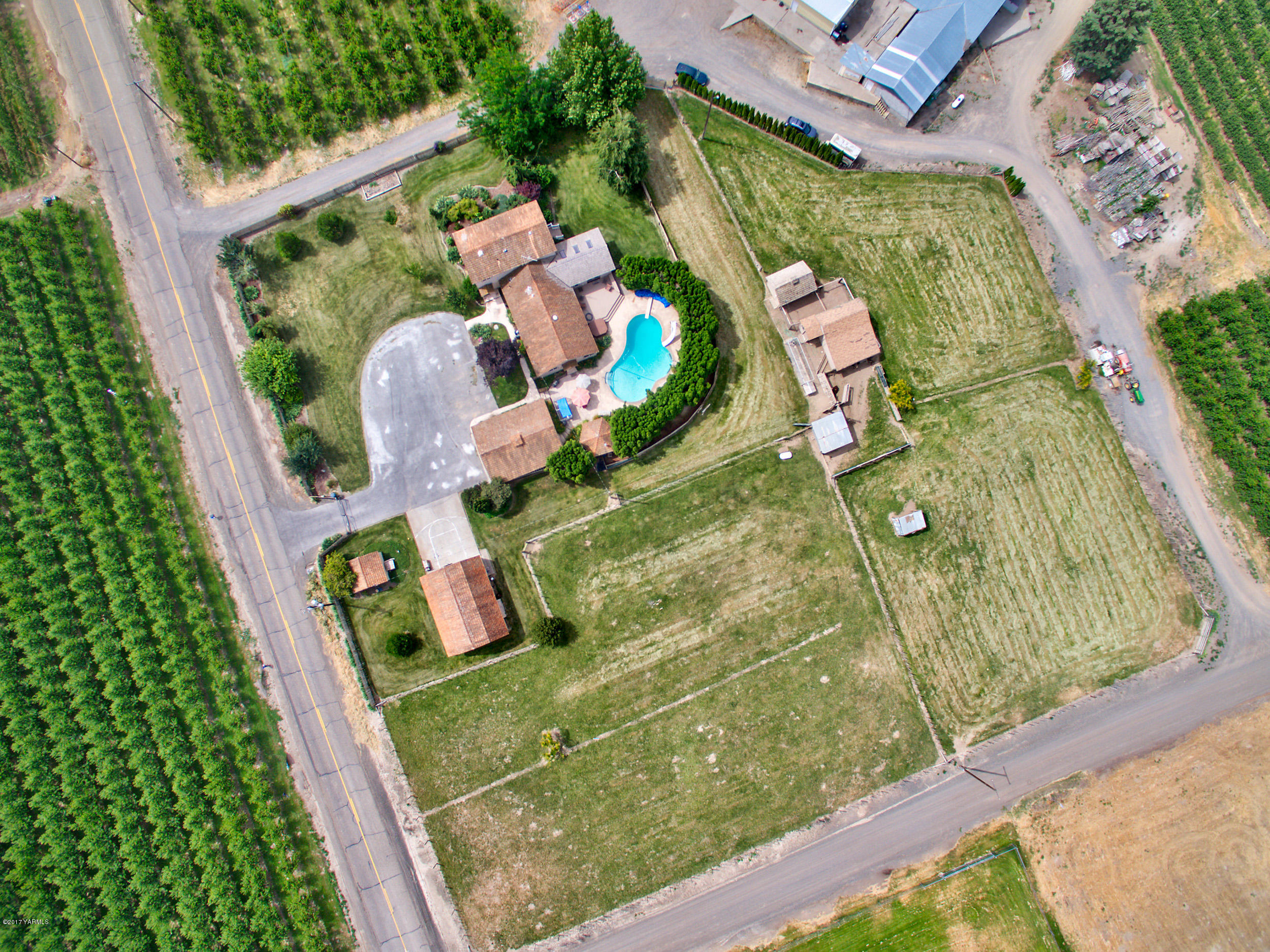 370 Blue Goose Road Zillah, WA 98953 - Photo 31 of 31 a view of swimming pool with a garden