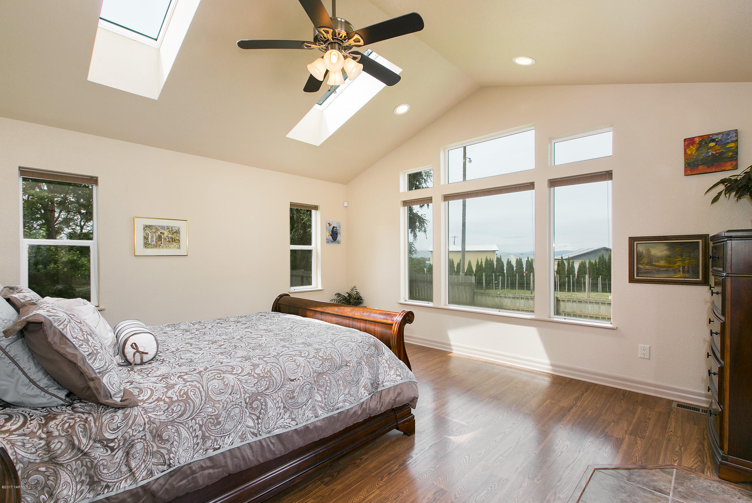 370 Blue Goose Road Zillah, WA 98953 - Photo 10 of 31 a bedroom with a large bed and a large window with the outer view