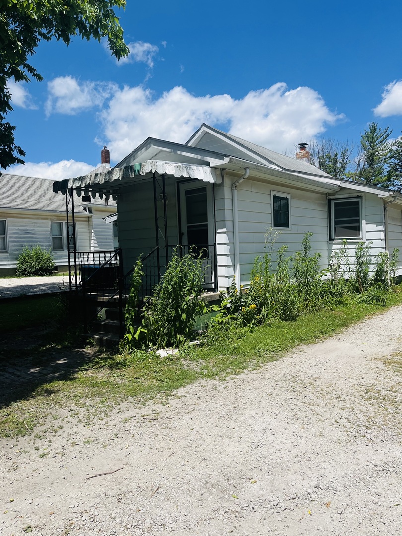 1213 East Main Street Streator, IL 61364 - Photo 17 of 18 a view of a house with garden and yard