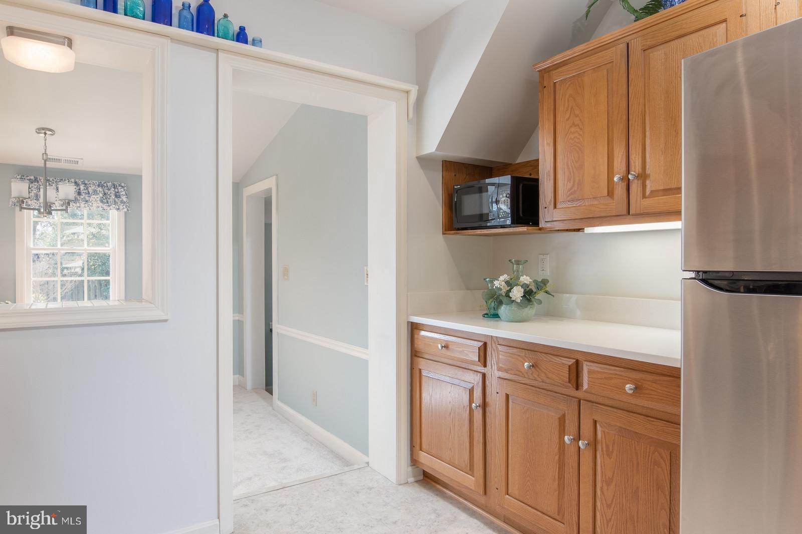 1605 Shenandoah Road Alexandria, VA 22308 - Photo 14 of 40 Kitchen has peekaboo cut out to the family room