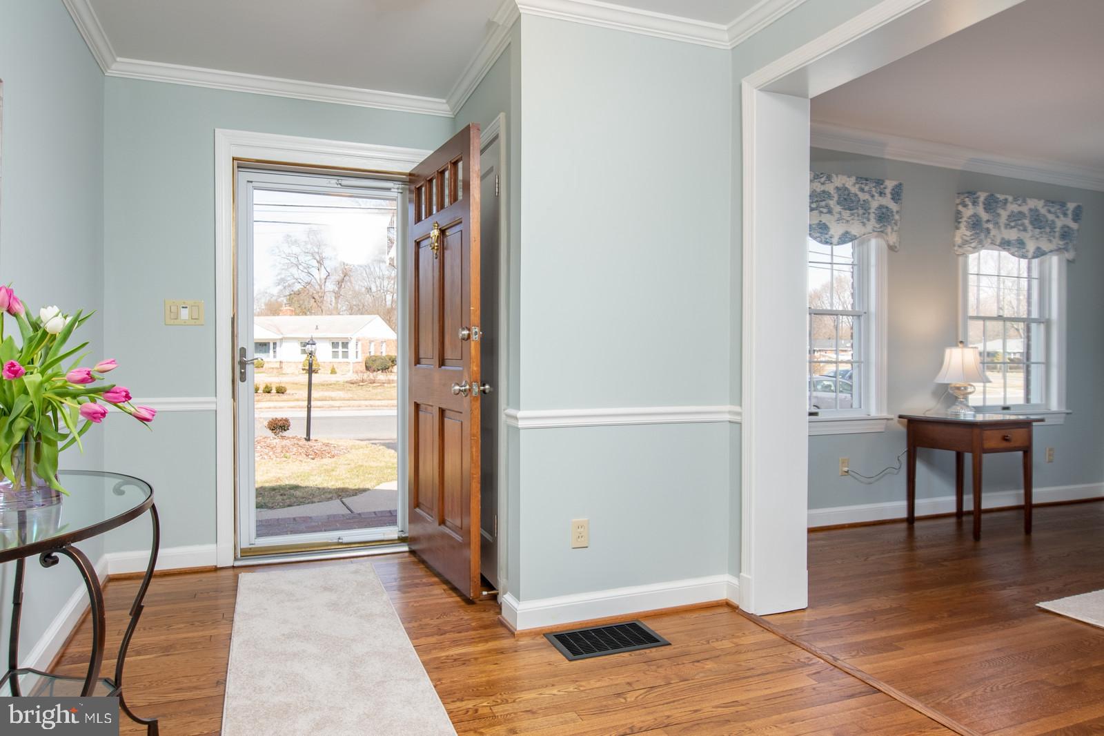 1605 Shenandoah Road Alexandria, VA 22308 - Photo 4 of 40 Welcoming entryway, notice the chairrails