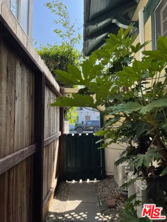 1304 Riviera Avenue, Unit D Venice, CA 90291 - Photo 2 of 17 a view of entryway