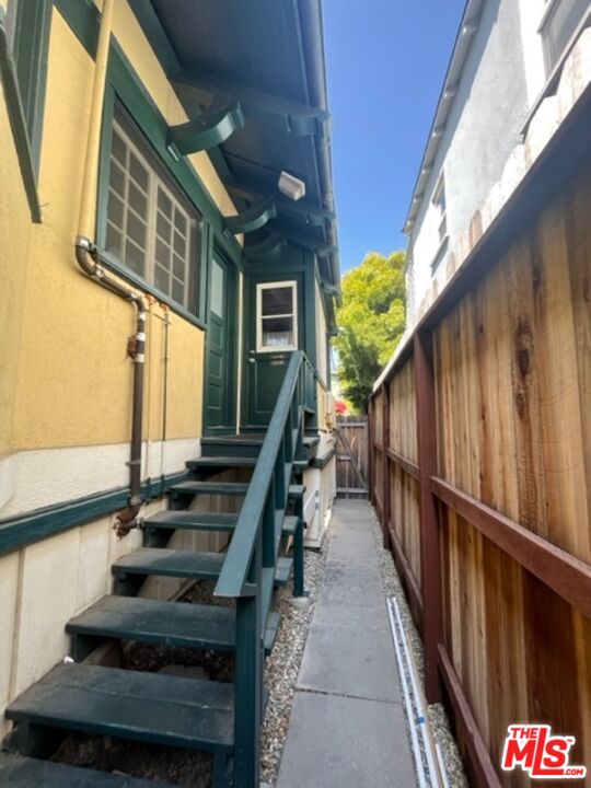 1304 Riviera Avenue, Unit D Venice, CA 90291 - Photo 3 of 17 a view of entryway