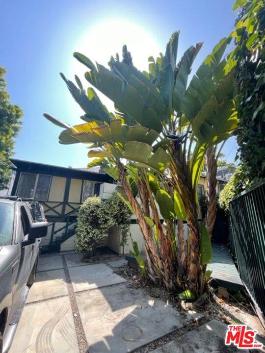 1304 Riviera Avenue, Unit D Venice, CA 90291 - Photo 4 of 17 a view of a backyard