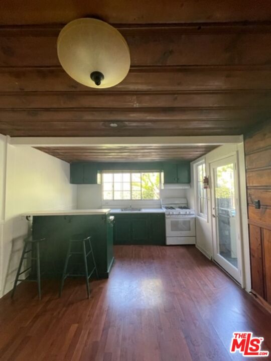 1304 Riviera Avenue, Unit D Venice, CA 90291 - Photo 5 of 17 a kitchen with a wooden floor and breakfast area