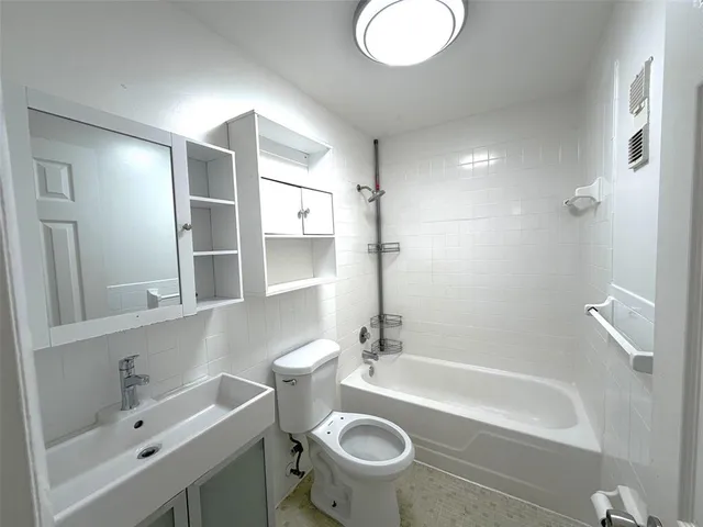 $2,200 | 6950 Northwest 186th Street, Unit 2510, Hialeah, FL 33015