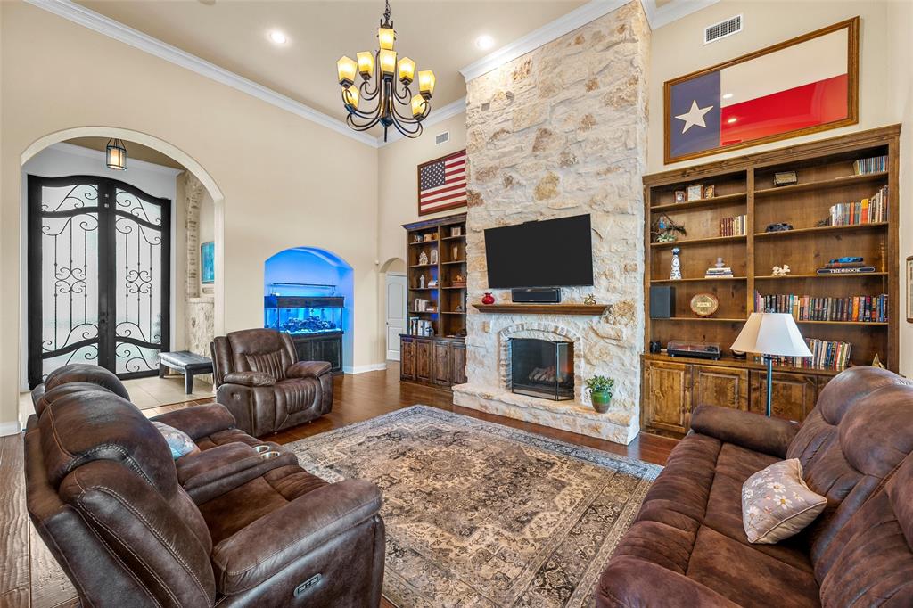 241 Chapman Road Hewitt, TX 76643 - Photo 6 of 40 Living room with bookshelves