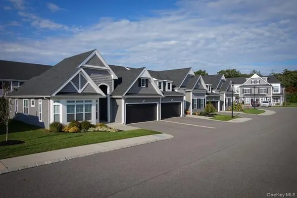 $3,295 | 149 Sutton Court, Unit 149, Mount Sinai, NY 11766