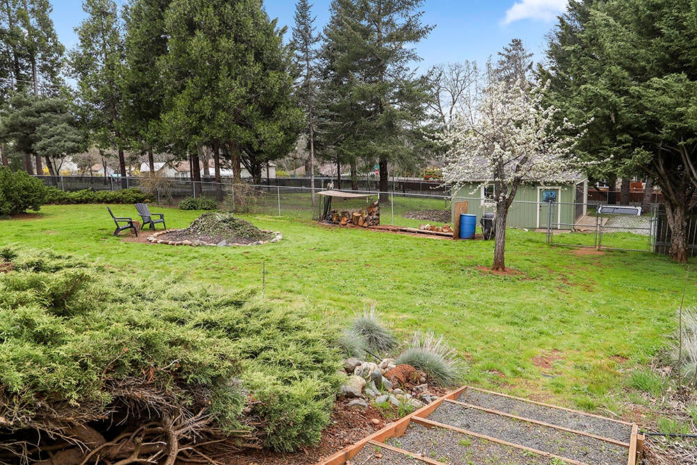 380 Summit Loop Grants Pass, OR 97527 - Photo 24 of 30 26 Side Yard towards Detached Garage