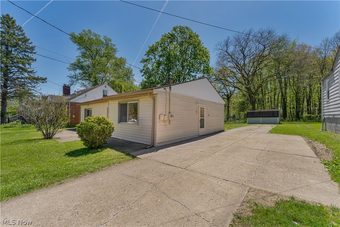 4365 Burkey Road Youngstown, OH 44515 - Photo 4 of 36