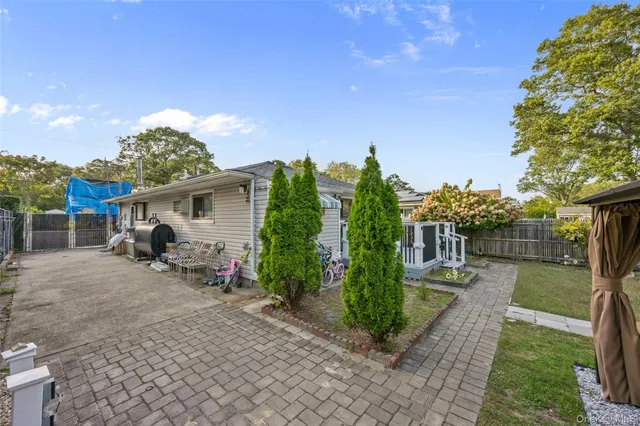 a view of a house with backyard and sitting area
