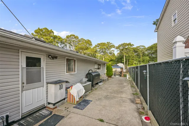 a view of a house with backyard and garden
