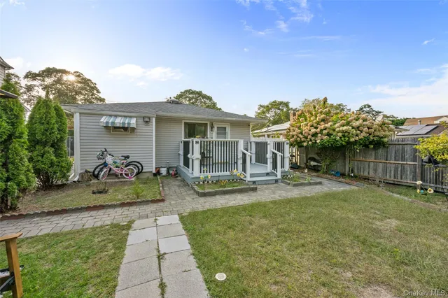 a view of a house with backyard porch and garden
