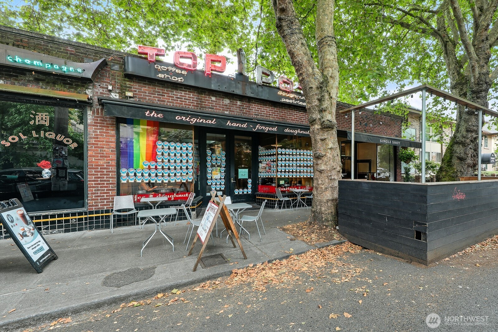 900 Summit Avenue East, Unit 303 Seattle, WA 98102 - Photo 24 of 25 an outdoor space with patio
