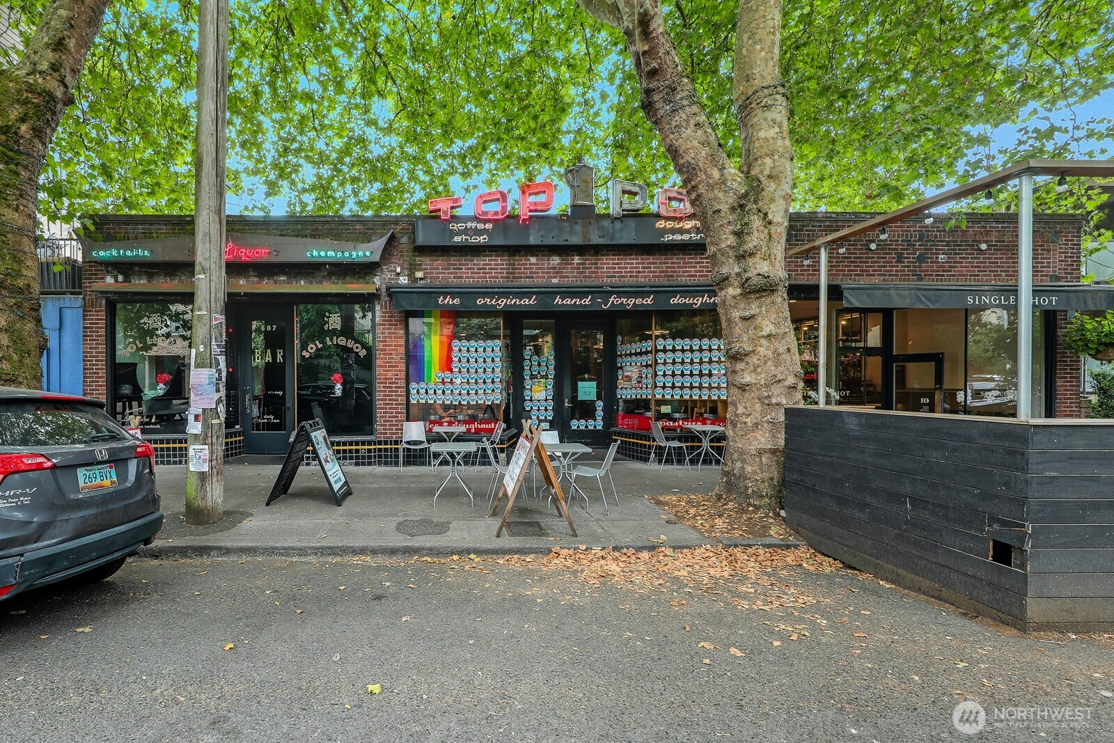 900 Summit Avenue East, Unit 303 Seattle, WA 98102 - Photo 25 of 25 a group of people sitting in front of a building