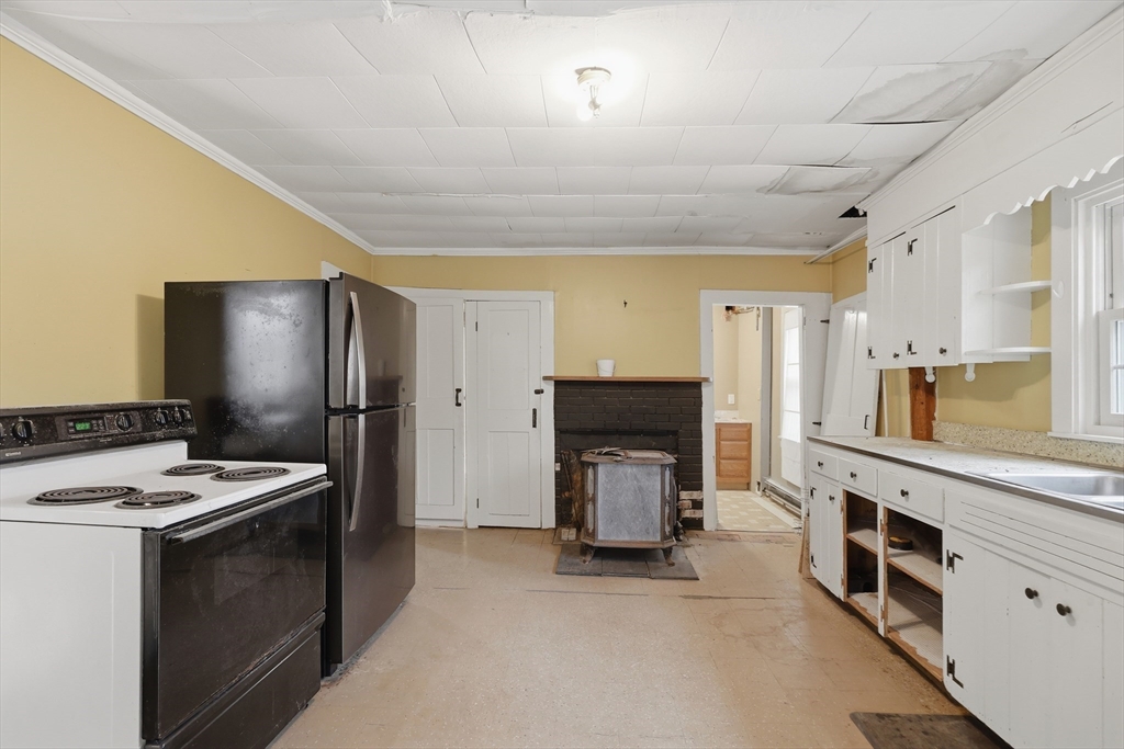 5 Gap Mountain Road Fitzwilliam, NH 03447 - Photo 6 of 31 a kitchen with granite countertop a stove sink and refrigerator