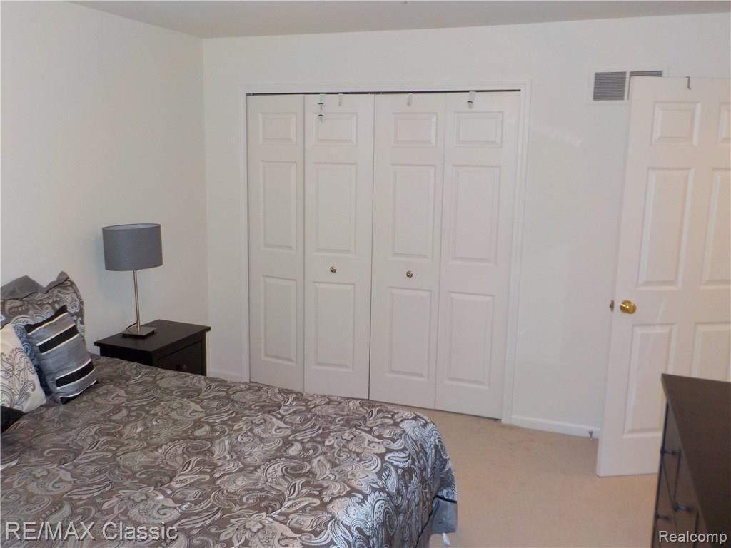 16954 Farmington Road Livonia, MI 48154 - Photo 12 of 15 DSCN2645.JPG