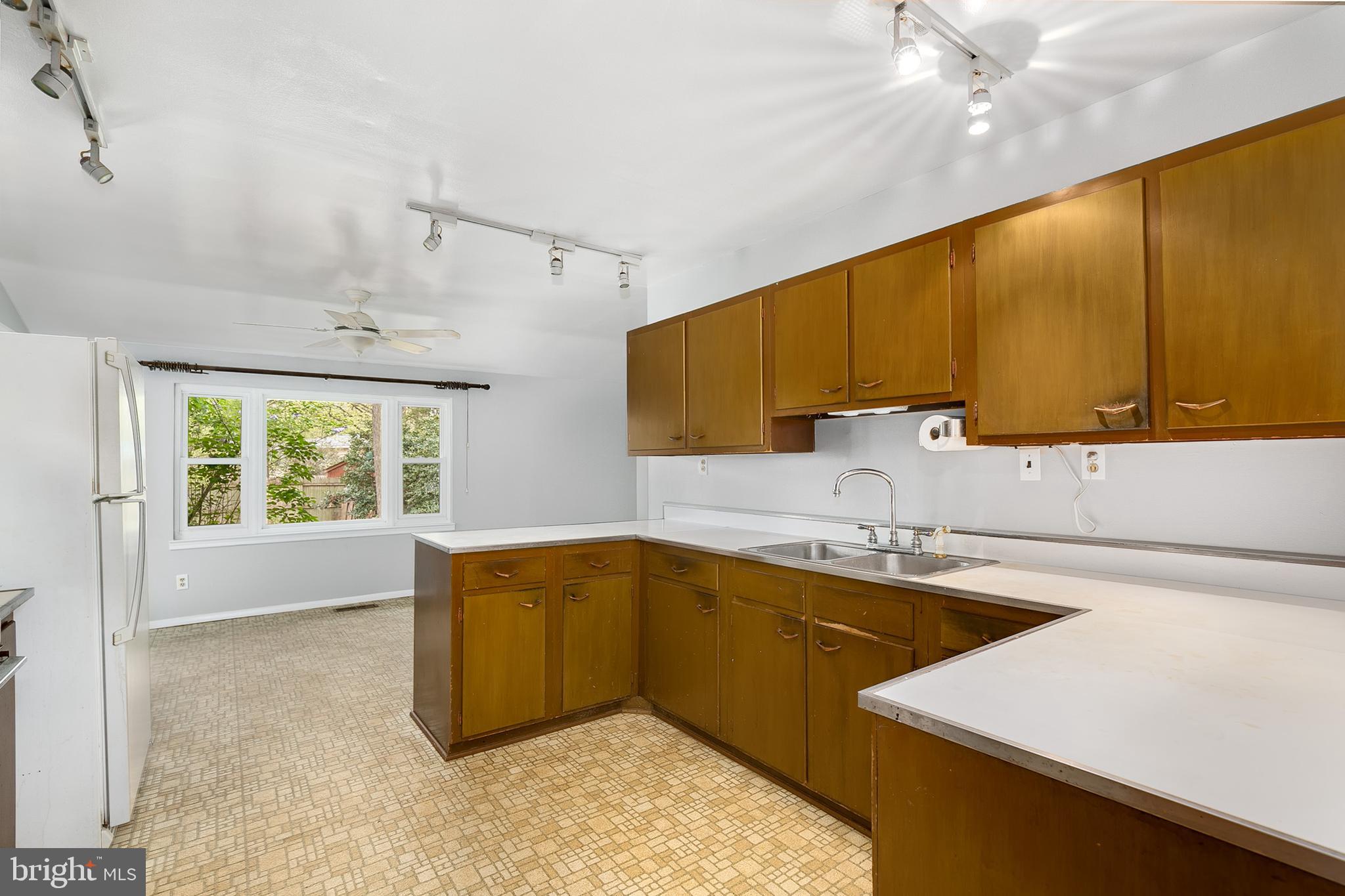 6004 Sagebrush Place Springfield, VA 22150 - Photo 4 of 18 Gallery Image 4