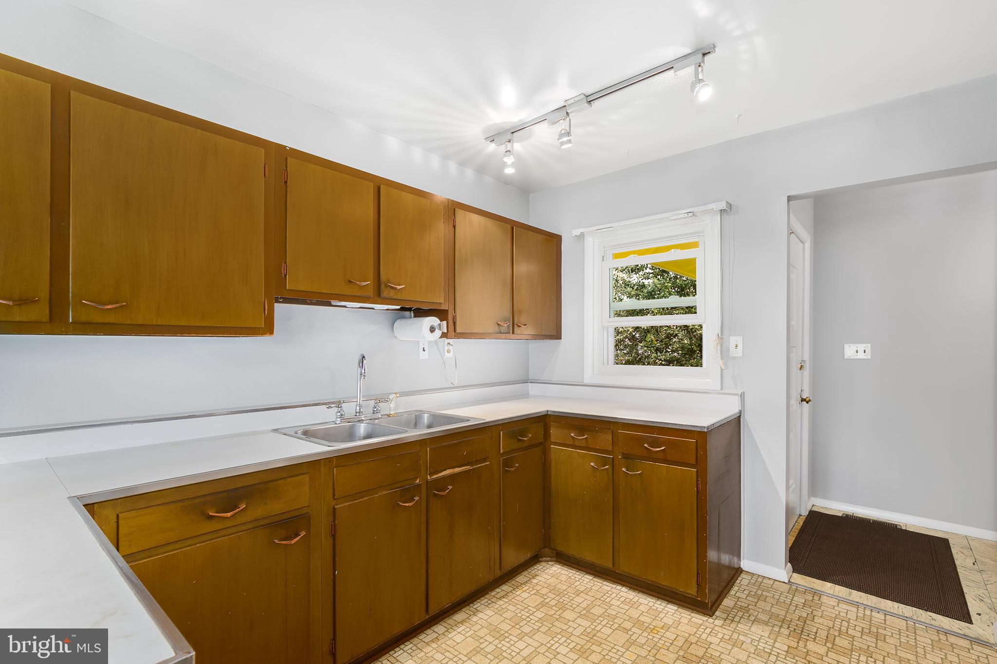 6004 Sagebrush Place Springfield, VA 22150 - Photo 5 of 18 Gallery Image 5