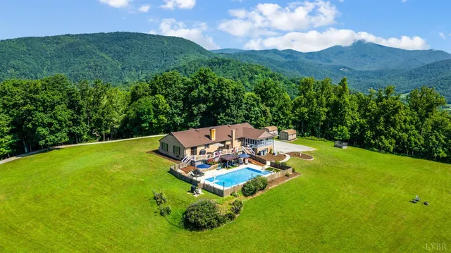 a view of a house with backyard and porch