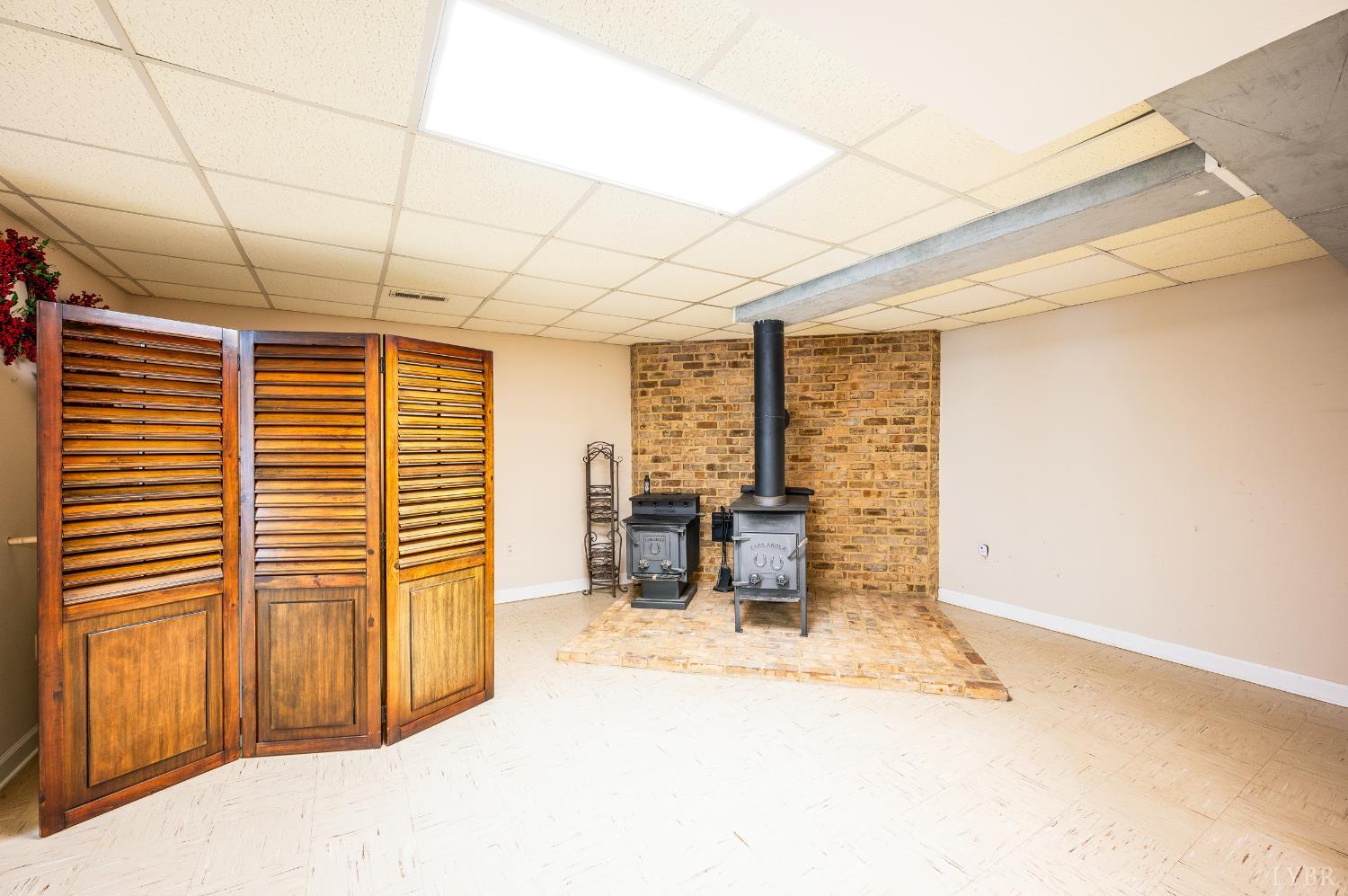 355 Dyson Road Amherst, VA 24521 - Photo 53 of 96 a very nice looking room with a large window