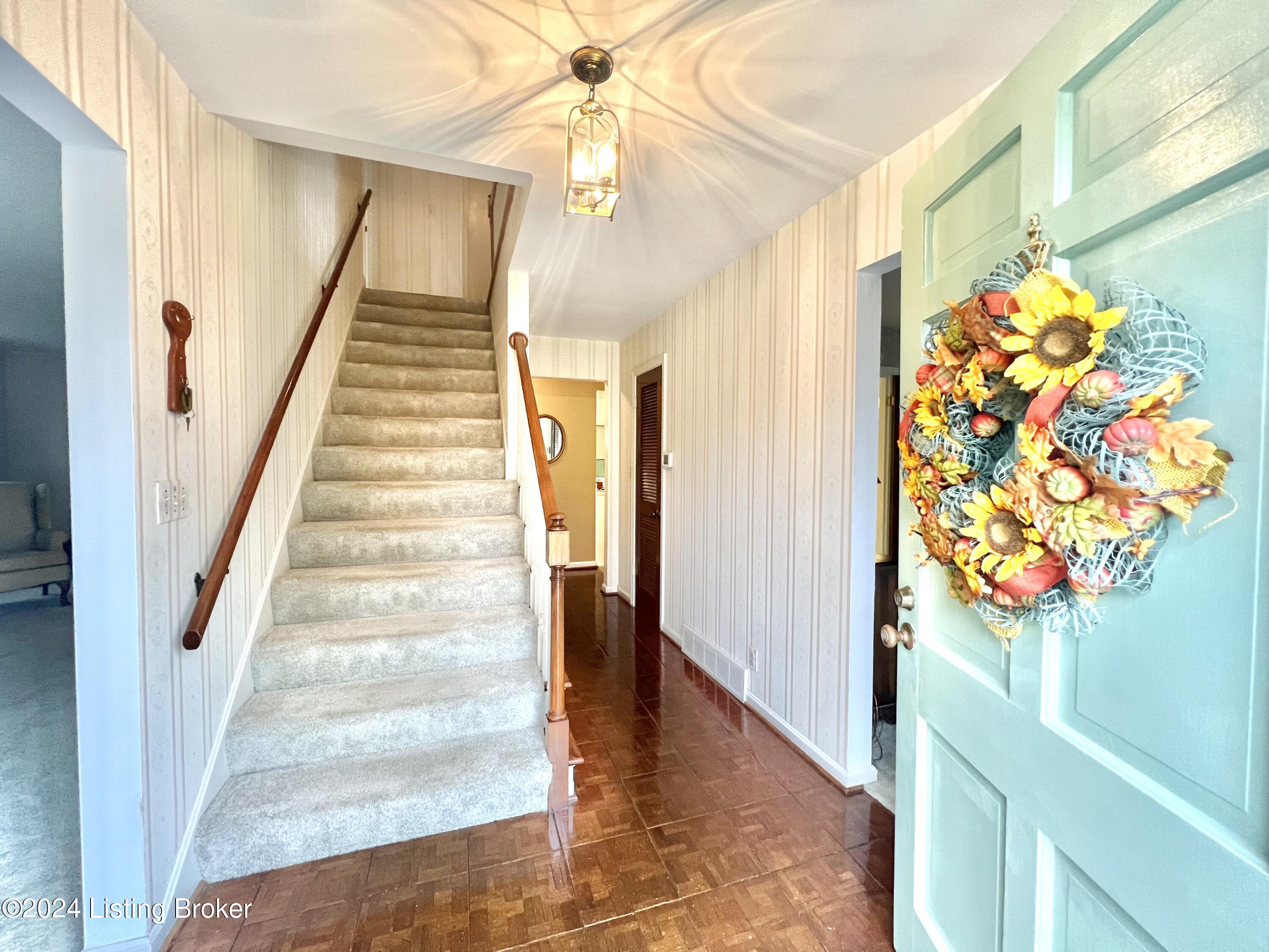 126 Blue Ridge Road Louisville, KY 40223 - Photo 5 of 88 126 Blue Ridge Rd - foyer