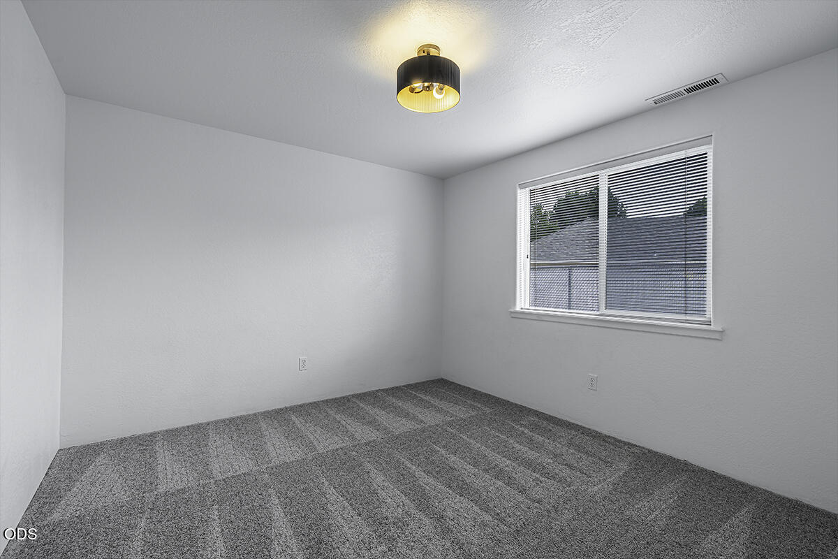 1118 Angela Court Central Point, OR 97502 - Photo 11 of 22