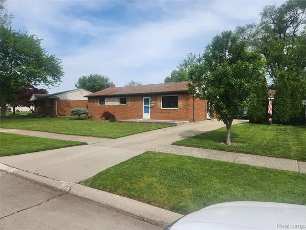 $209,900 | 33810 Vista Way, Fraser, MI 48026