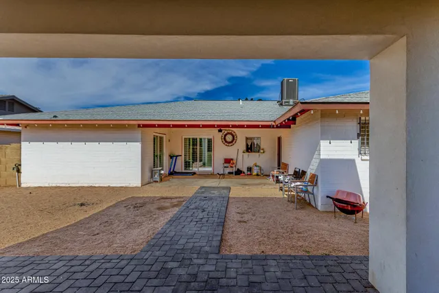 a view of a backyard