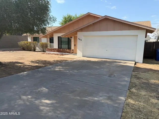 a front view of house with garage and yard