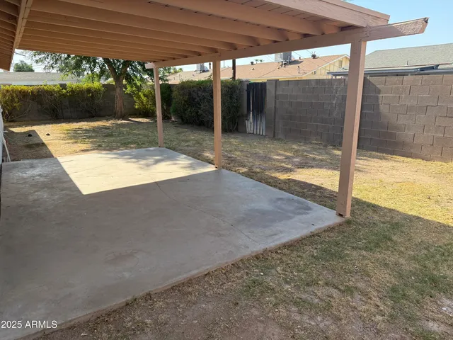 a view of a backyard