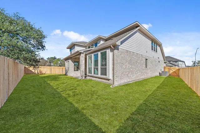 a view of backyard with garden