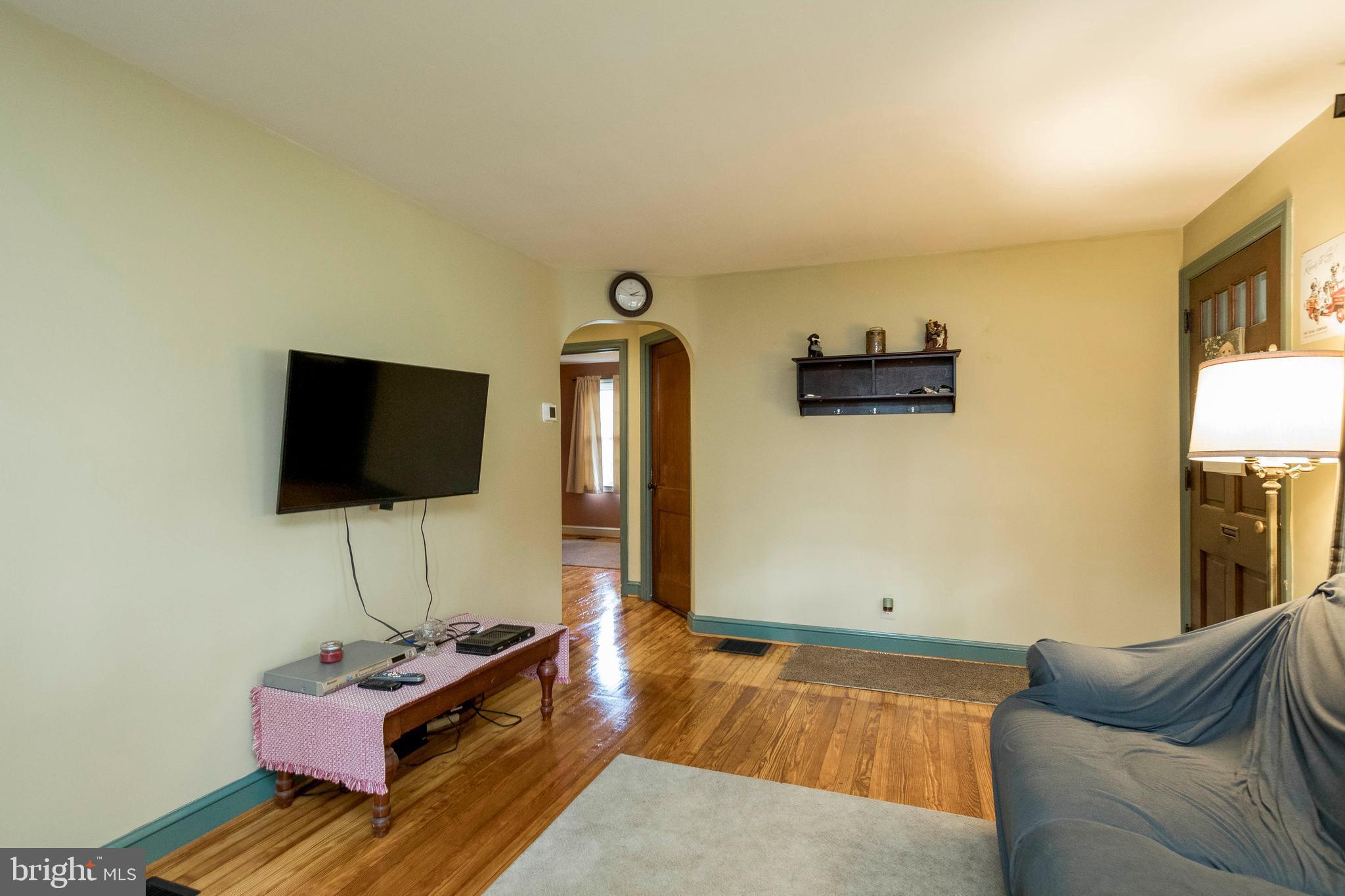 52 York Road York, PA 17407 - Photo 4 of 26 Living Room