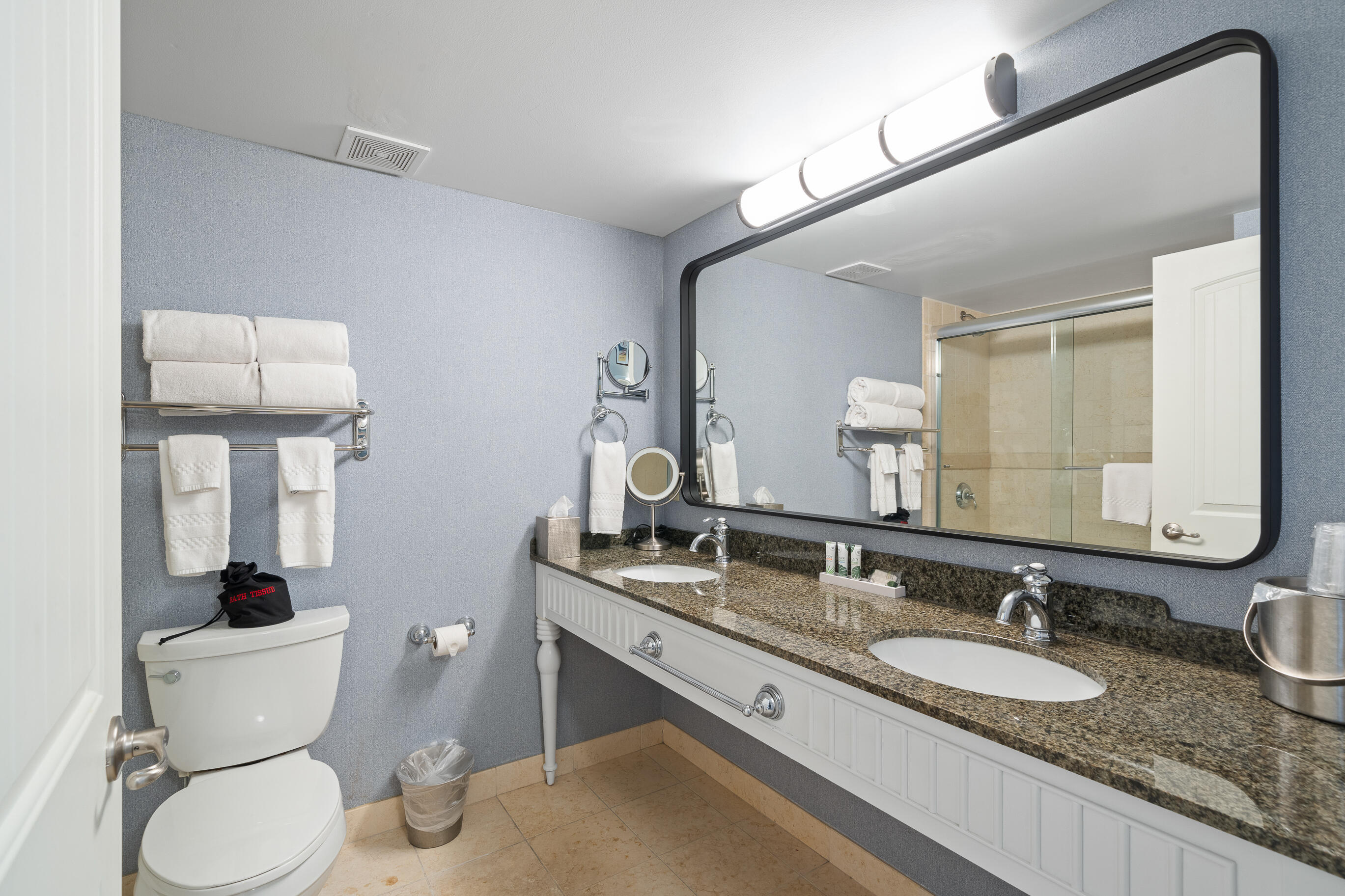 269 Fontana Boulevard, Unit 1707 Fontana, WI 53125 - Photo 15 of 41 Bathroom