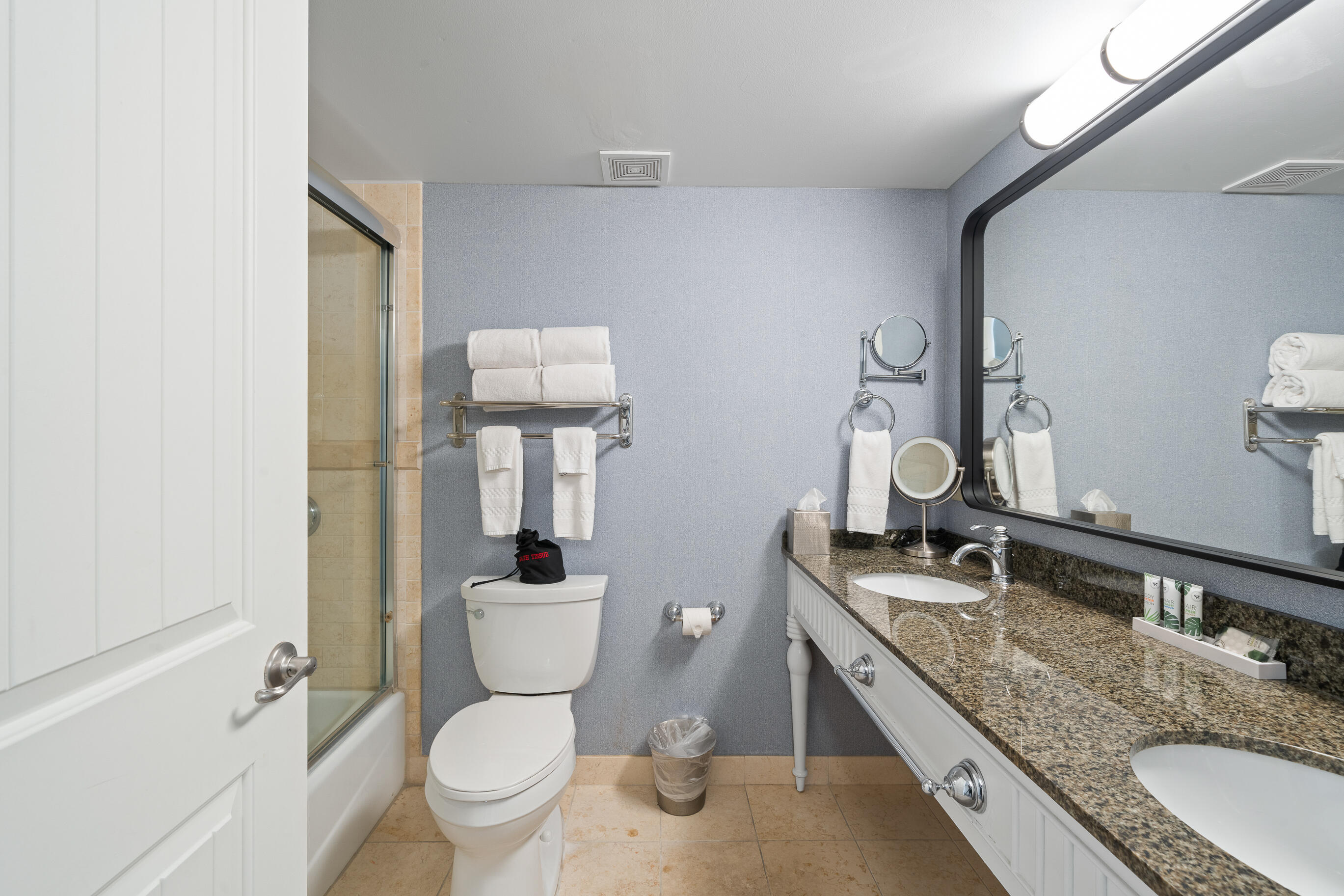 269 Fontana Boulevard, Unit 1707 Fontana, WI 53125 - Photo 16 of 41 Bathroom