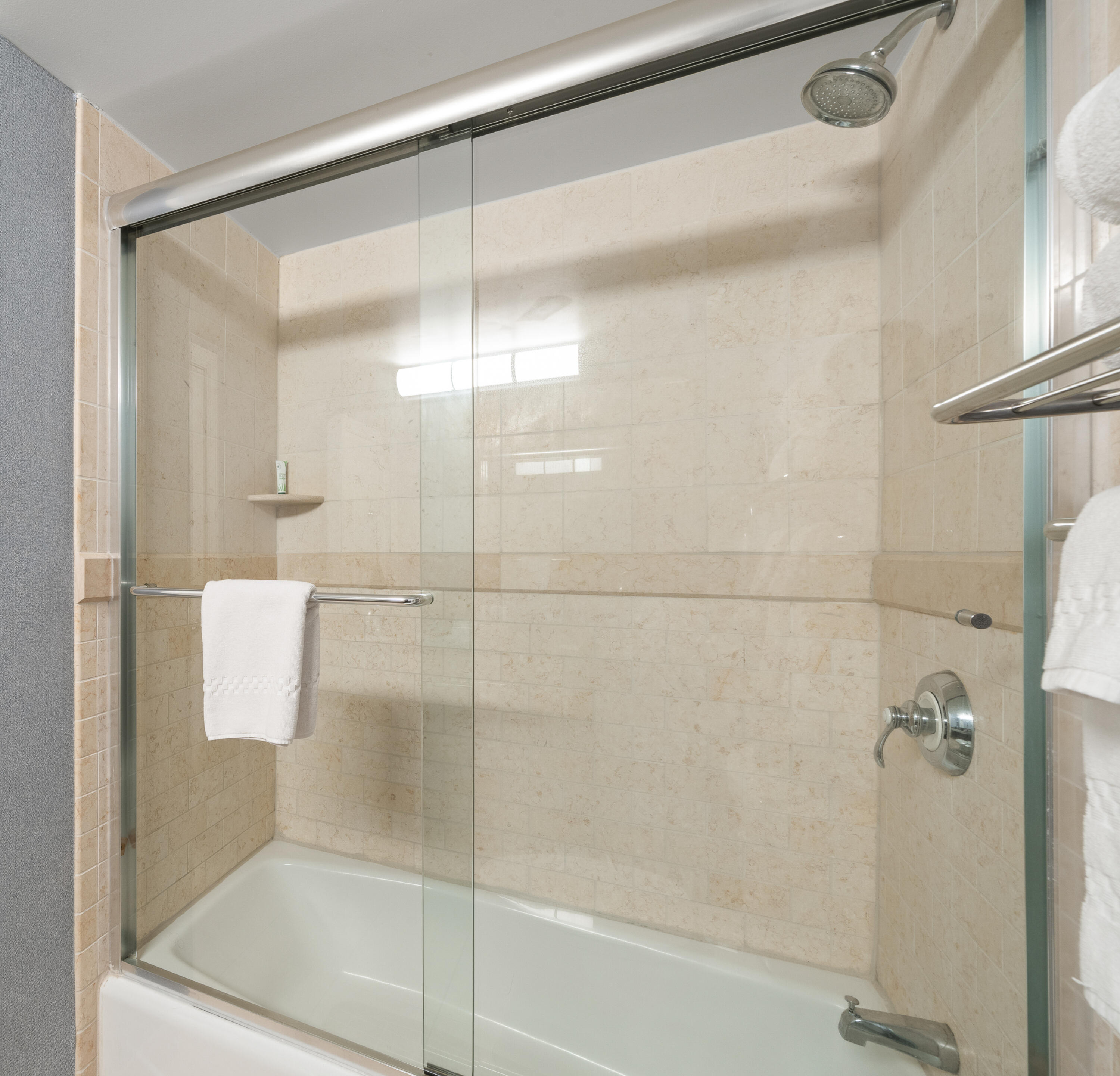 269 Fontana Boulevard, Unit 1707 Fontana, WI 53125 - Photo 19 of 41 Bathroom