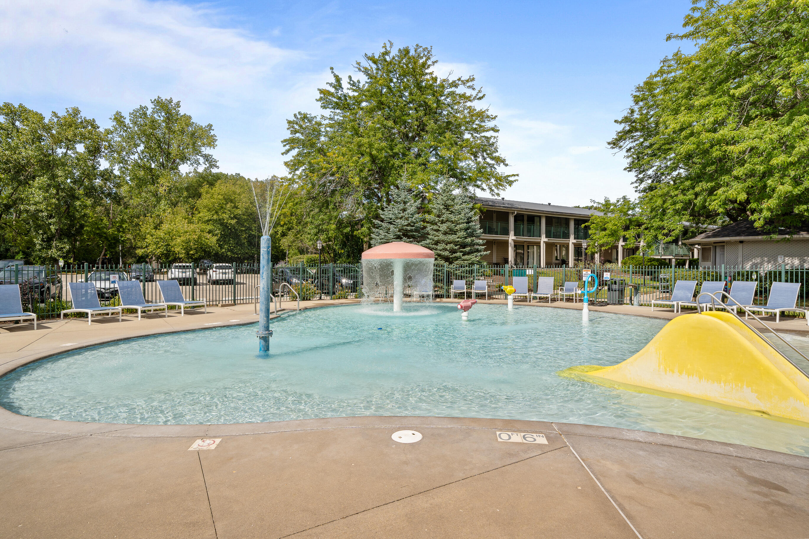 269 Fontana Boulevard, Unit 1707 Fontana, WI 53125 - Photo 22 of 41 Outdoor pool