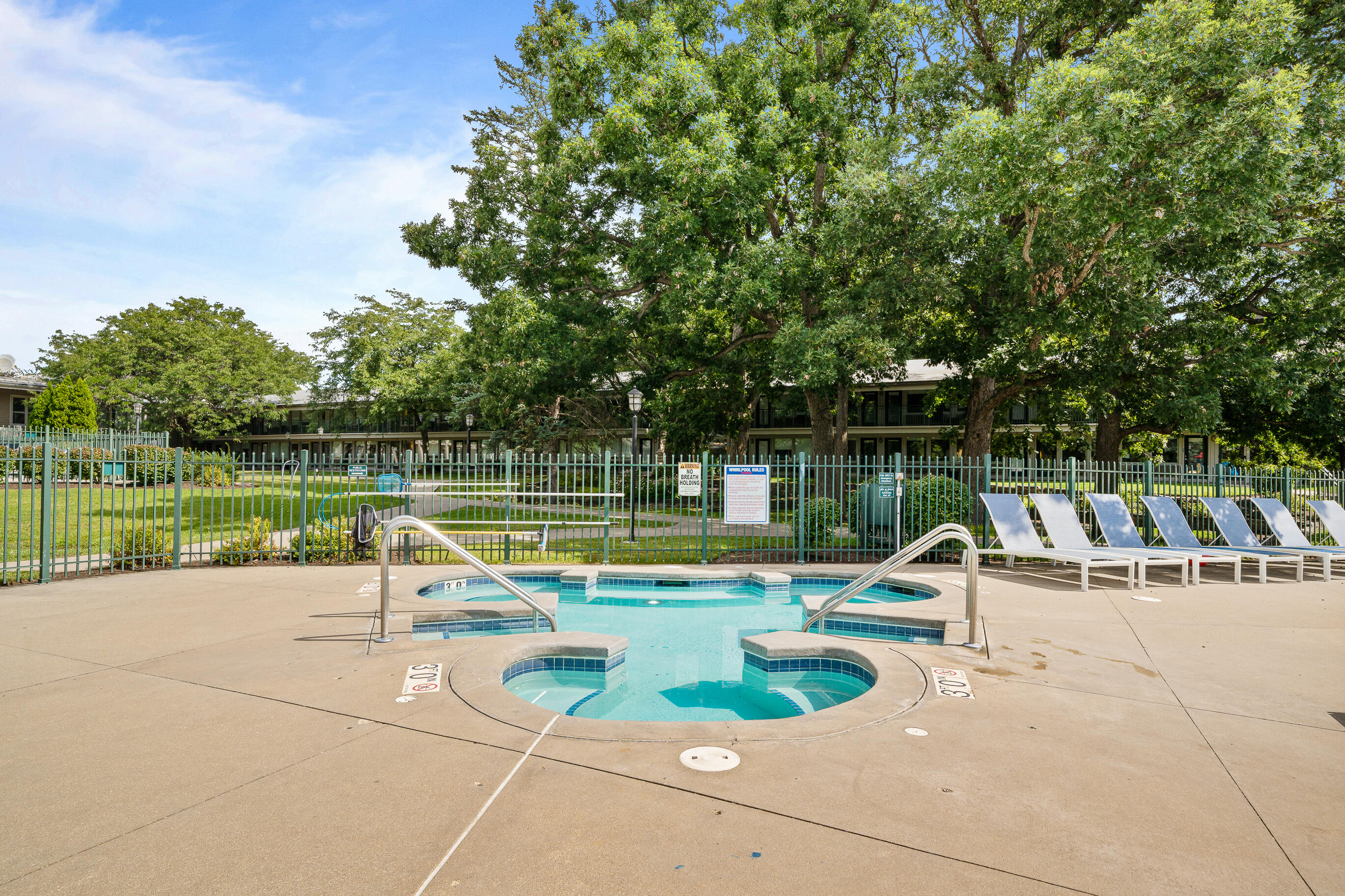 269 Fontana Boulevard, Unit 1707 Fontana, WI 53125 - Photo 23 of 41 Outdoor hot tub