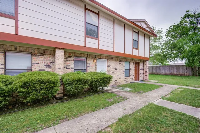 a view of a house with a yard and plants