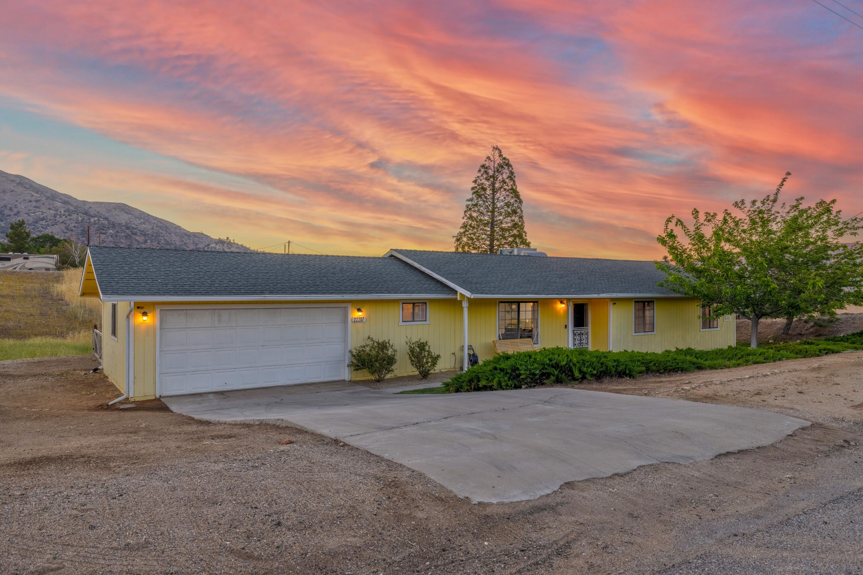 22207 Mariposa Road Tehachapi, CA 93561 - Photo 3 of 32 a front view of a house with a yard and garage